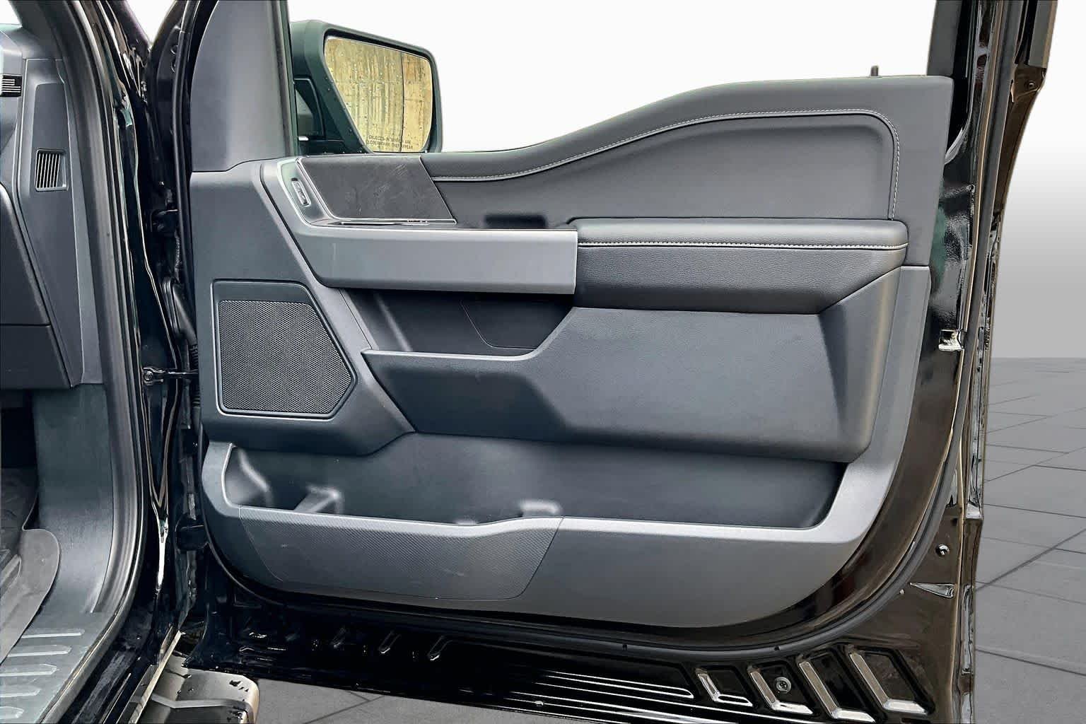 Used 2025 Agate Black Metallic Ford XLT image 23