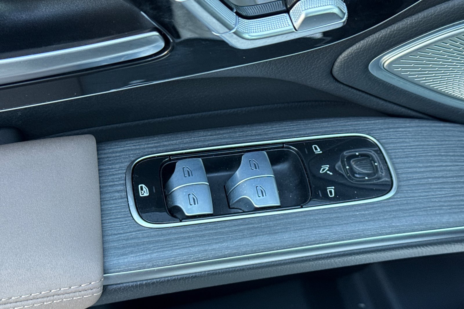 Certified Used 2023 White Mercedes-Benz 580 image 28