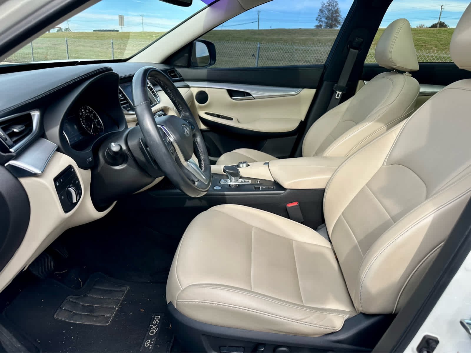 Used 2021 Majestic White INFINITI LUXE image 12