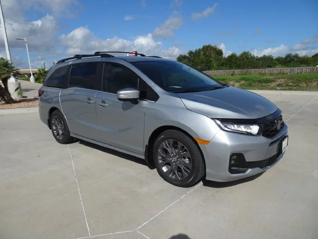 New 2027 Solar Silver Metallic Honda Touring image 3