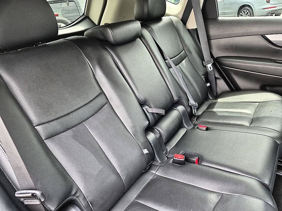 Used 2020 Magnetic Black Pearl Nissan SL image 32