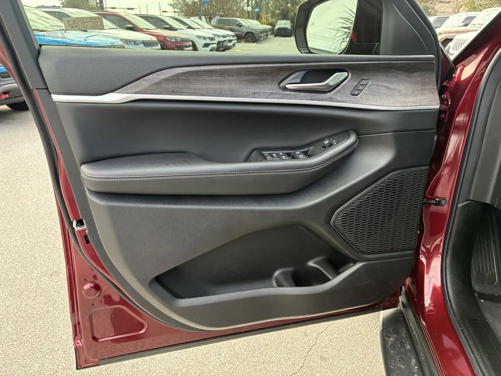 New 2025 Velvet Red Pearl-Coat Exterior Paint Jeep Limited image 18