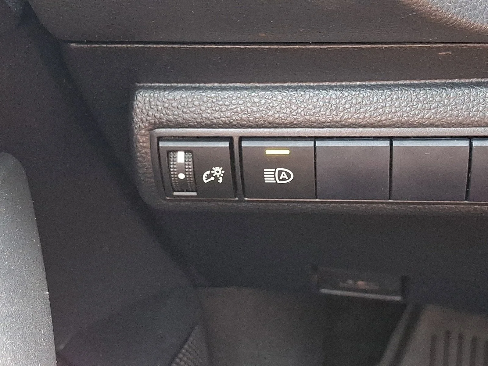Used 2020 Super White Toyota LE image 25