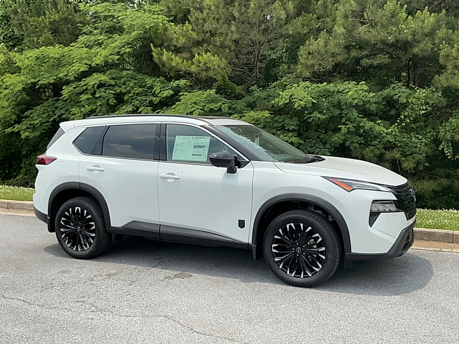 New 2026 Everest White Pearl Tricoat Nissan Dark Armor image 1