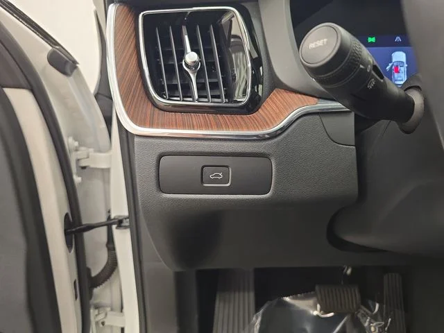 Used 2024 Crystal White Volvo B5 Plus Dark Theme image 33