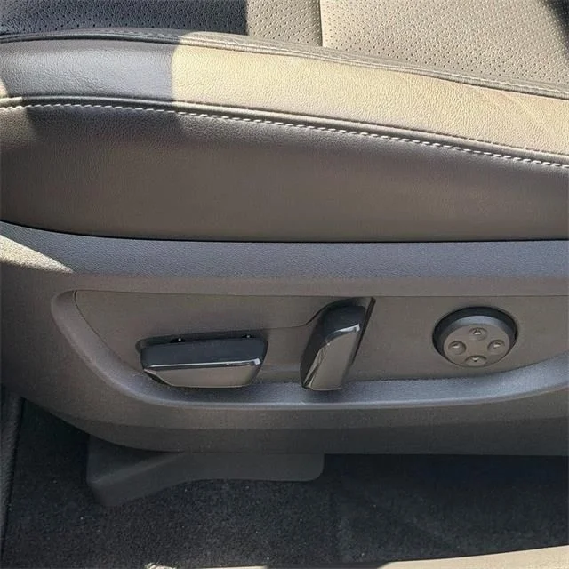 Used 2025 White INFINITI LUXE image 33