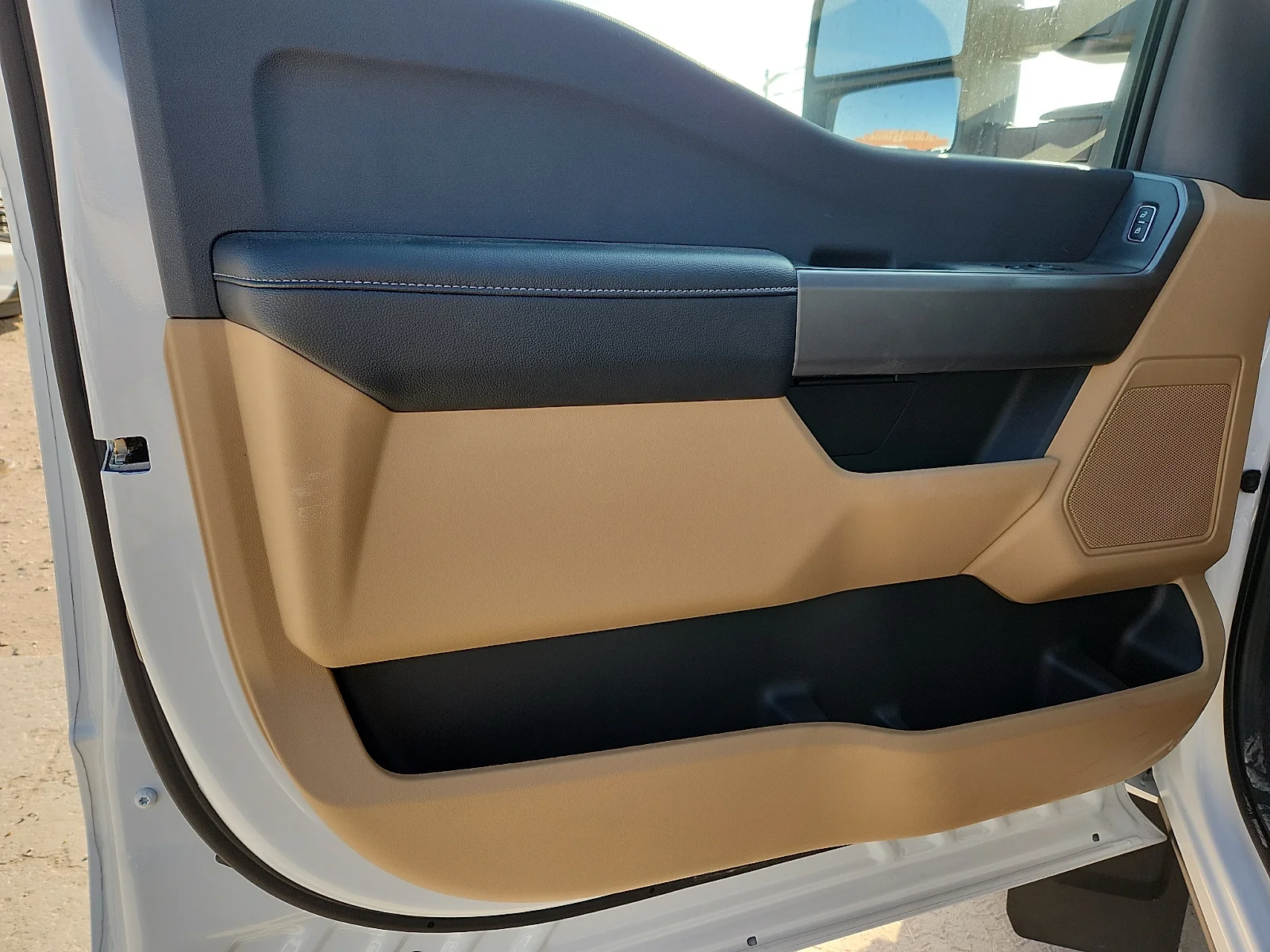 New 2027 Oxford White Ford XLT image 14