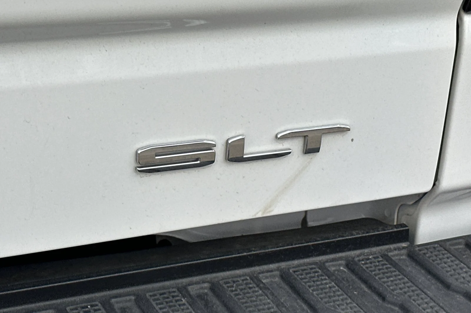 Used 2025 Summit White GMC SLT image 27