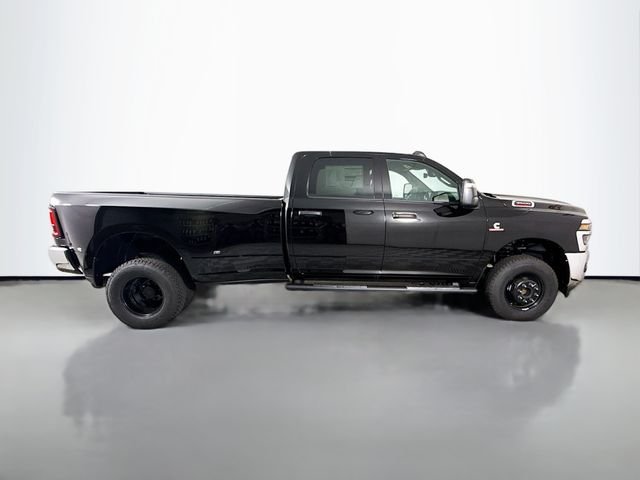 New 2026 Diamond Black Crystal Pearl-Coat Exterior Paint RAM Tradesman image 8