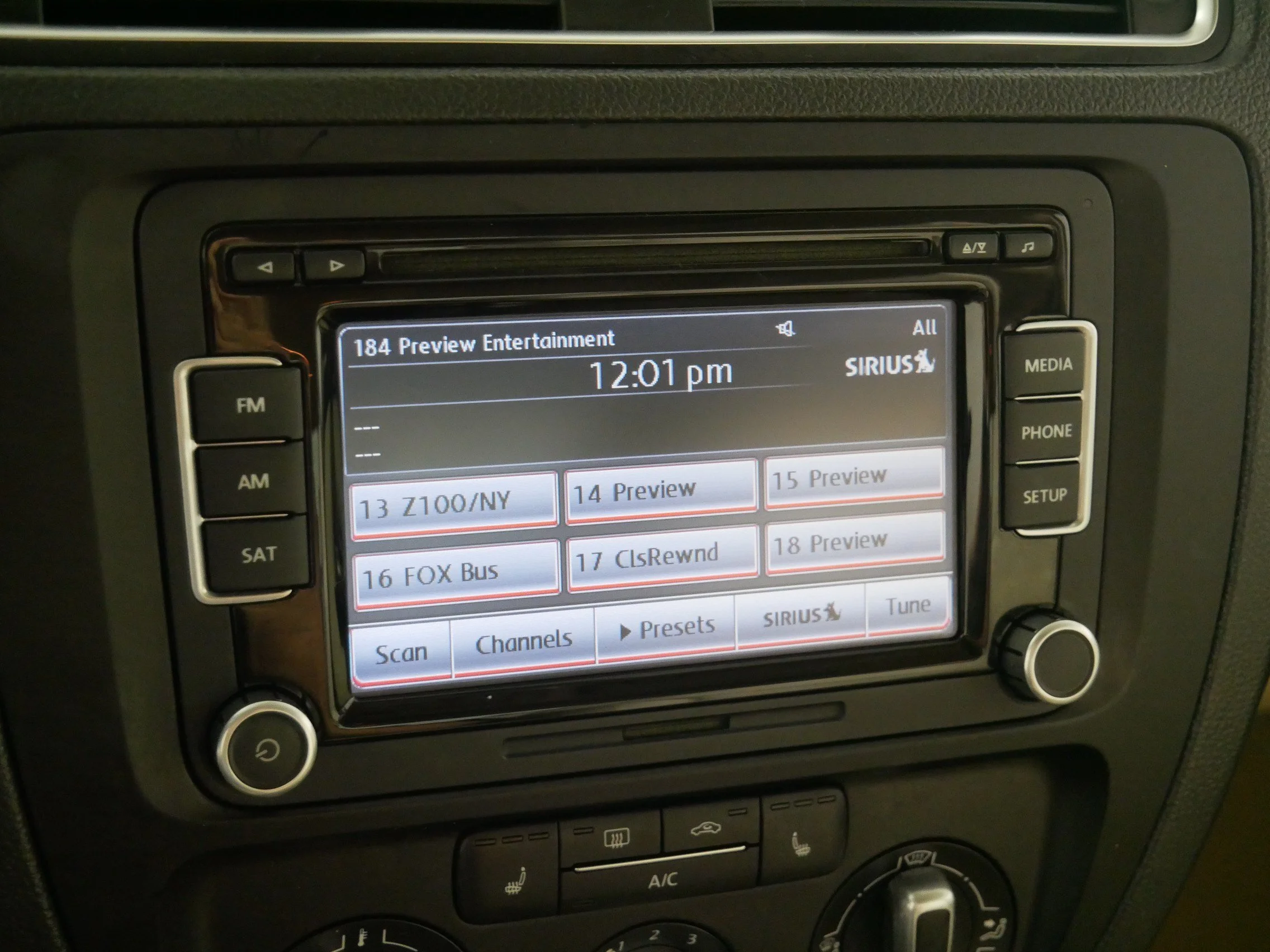 Used 2014 Candy White Volkswagen SE w/Connectivity/Sunroof image 22
