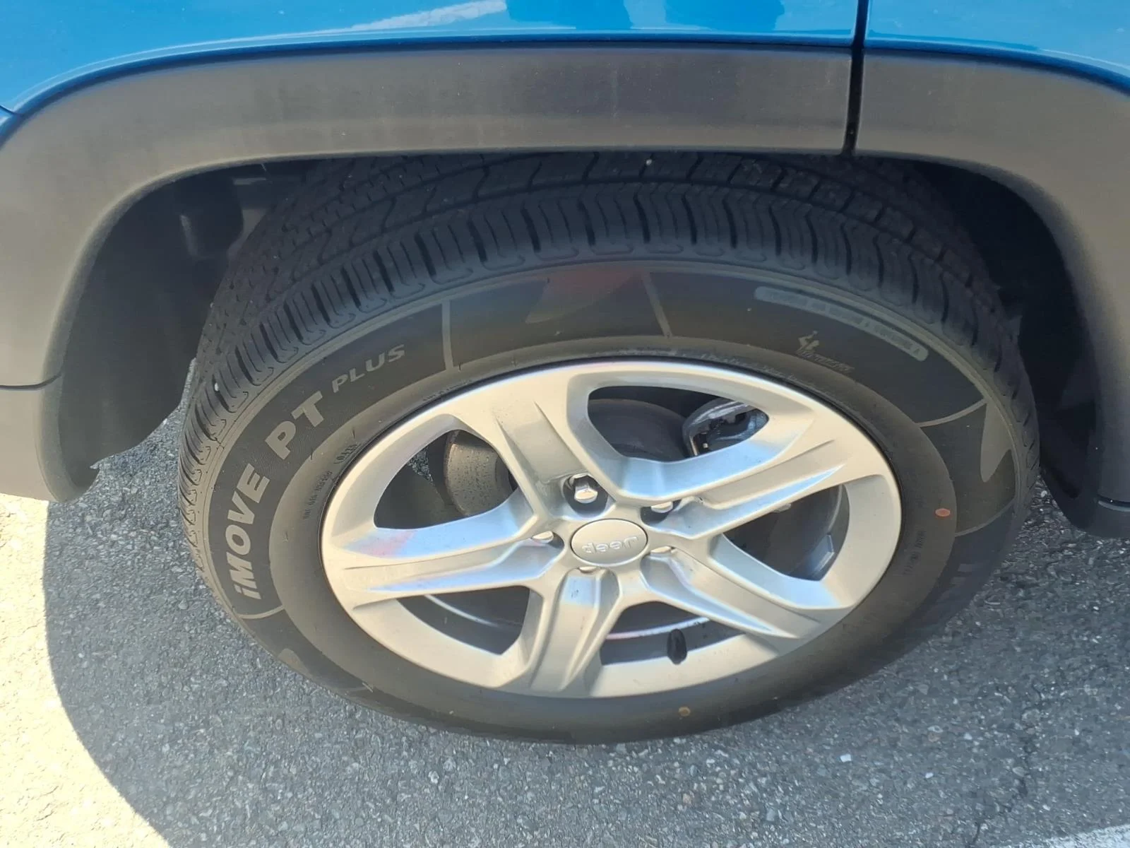 Used 2024 Blue Pearl Jeep Latitude image 12