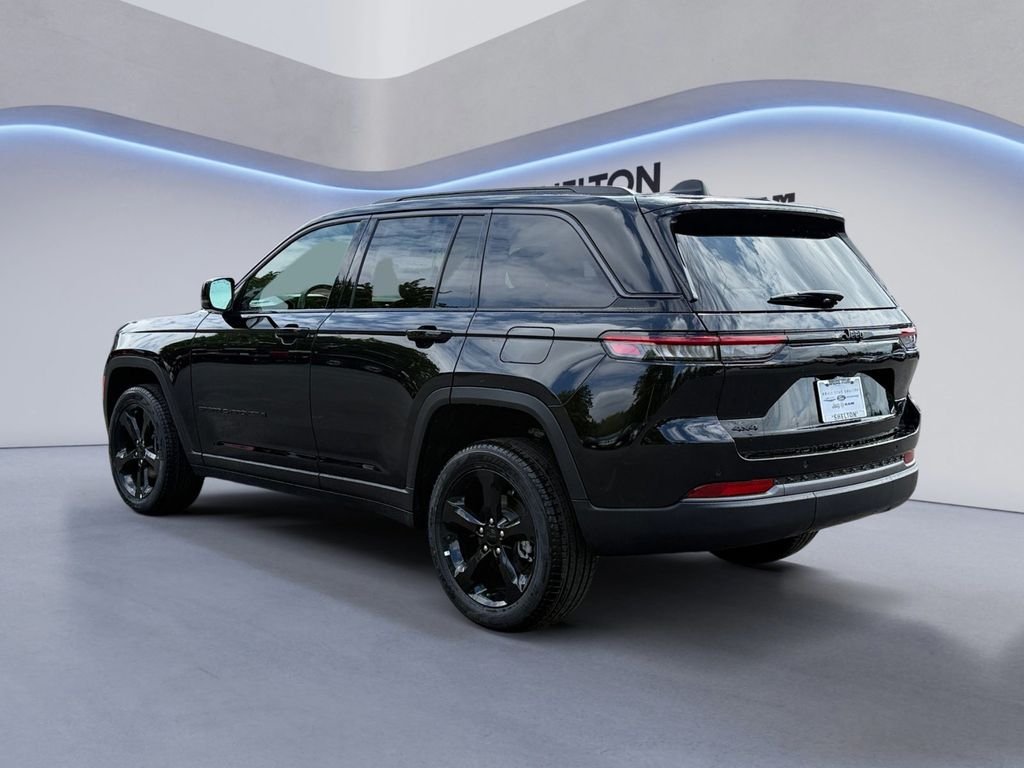 New 2026 Diamond Black Crystal Pearl-Coat Exterior Paint Jeep Limited image 3