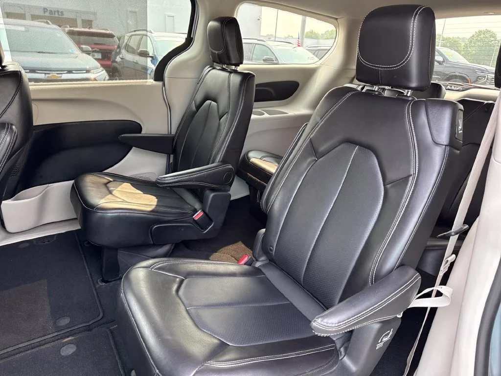 Used 2024 Silver Chrysler Touring L image 19