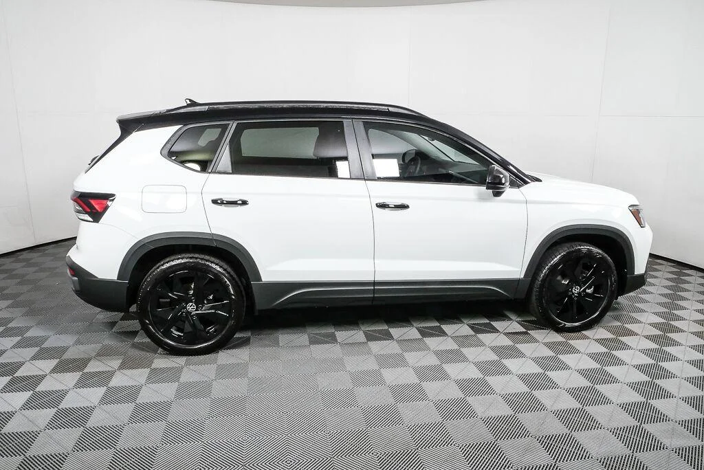 New 2026 Pure White w/Deep Black Roof Volkswagen SE Black image 27