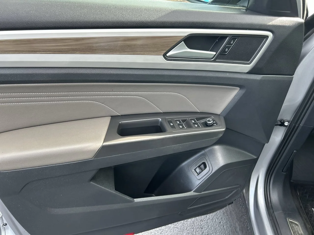 Used 2022 Gray Volkswagen 2.0T SEL image 19