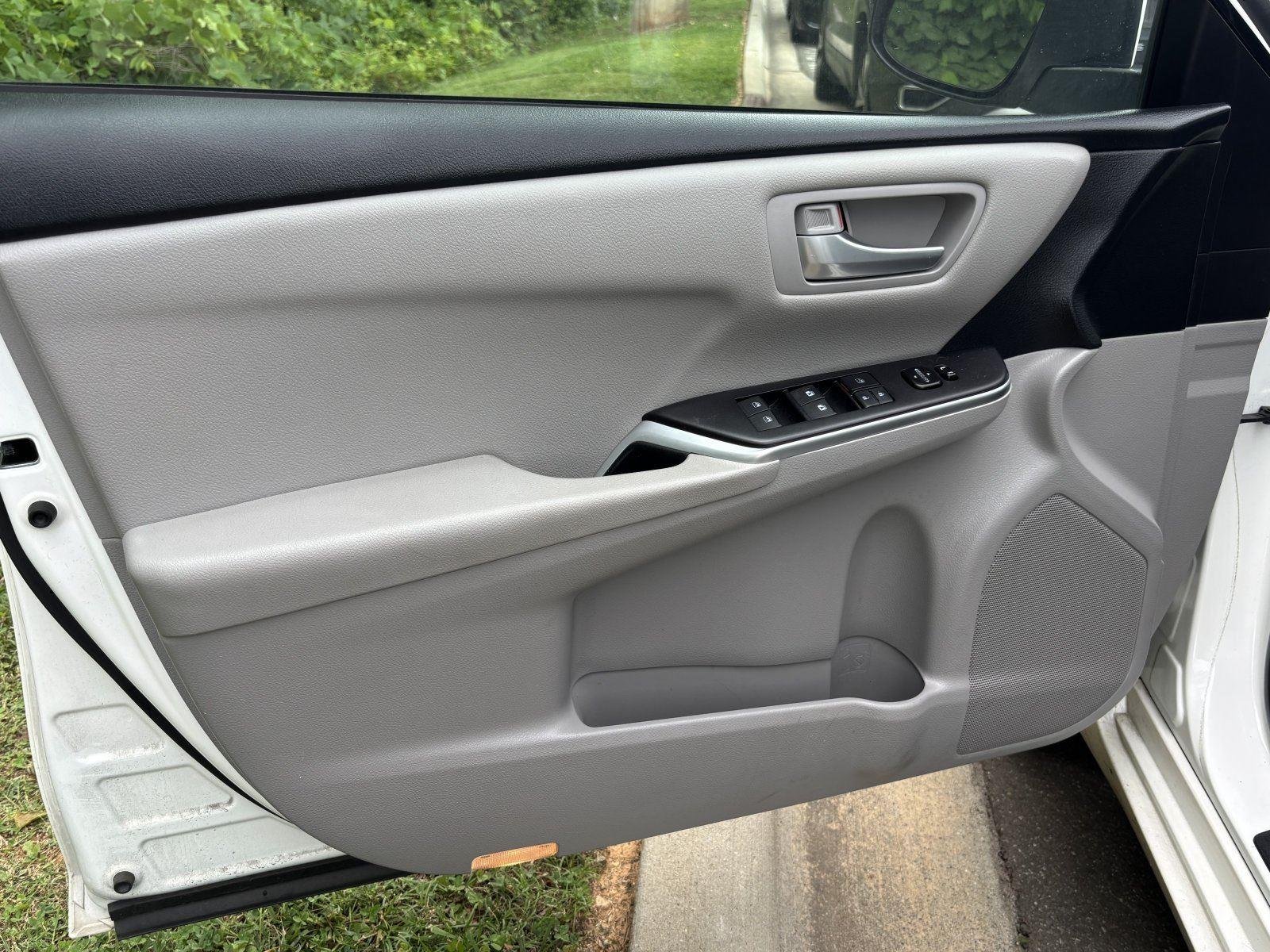 Used 2017 Blizzard Pearl Toyota SE image 9