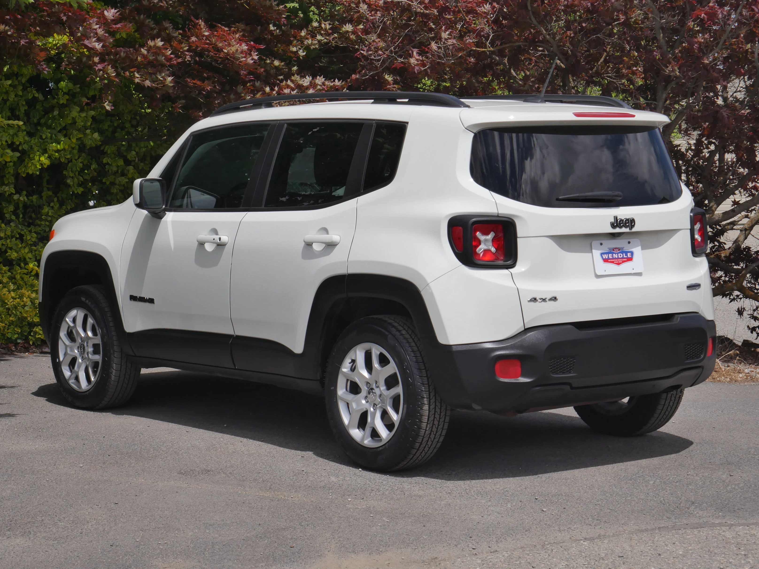 Used 2017 Alpine White Jeep Latitude image 18