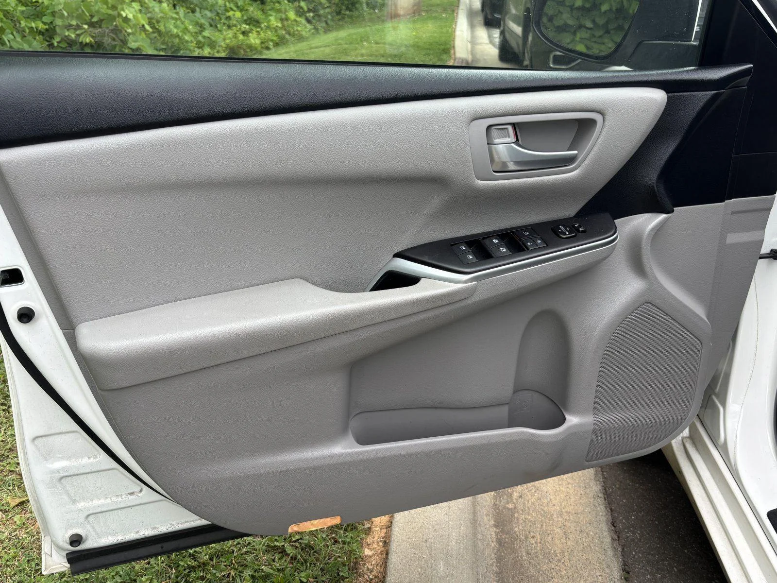 Used 2017 Blizzard Pearl Toyota SE image 9
