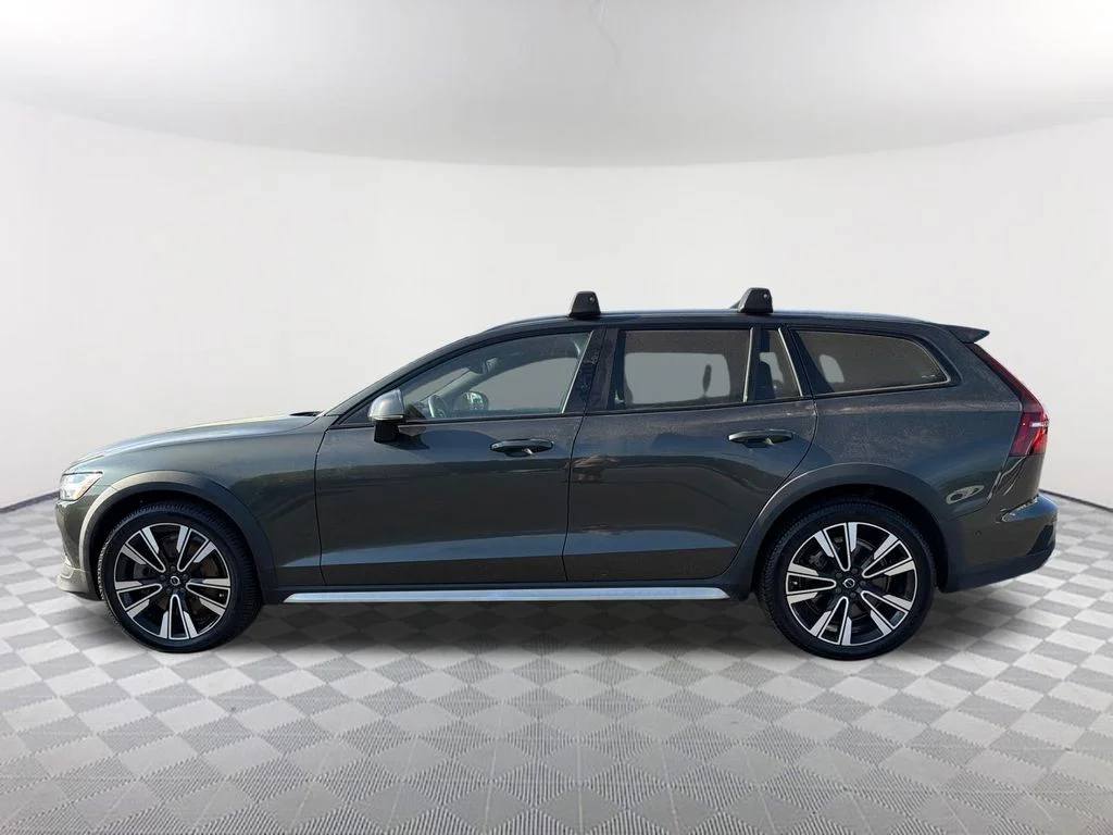 Used 2021 Green Volvo T5 image 8