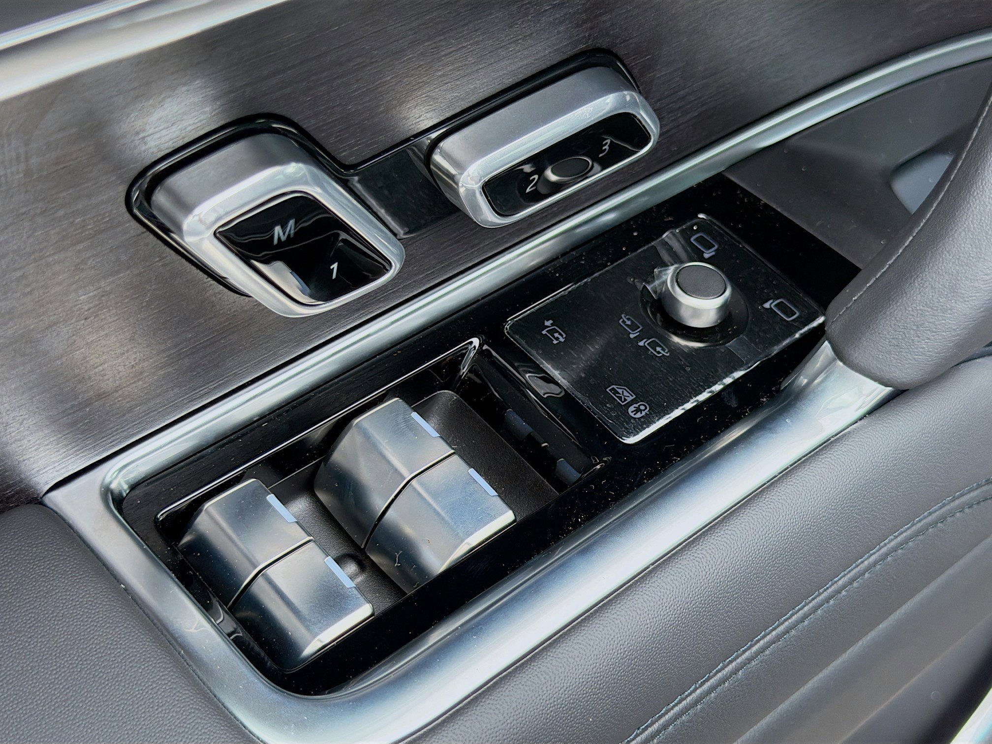 New 2026 Carpathian Grey Land Rover SE image 24