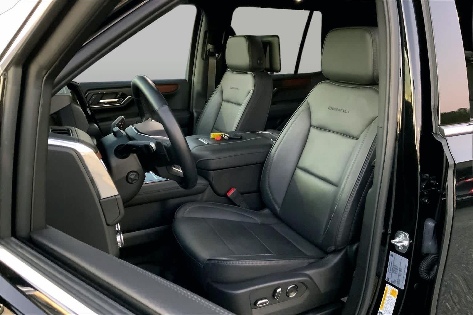 Used 2025 Onyx Black GMC Denali image 7