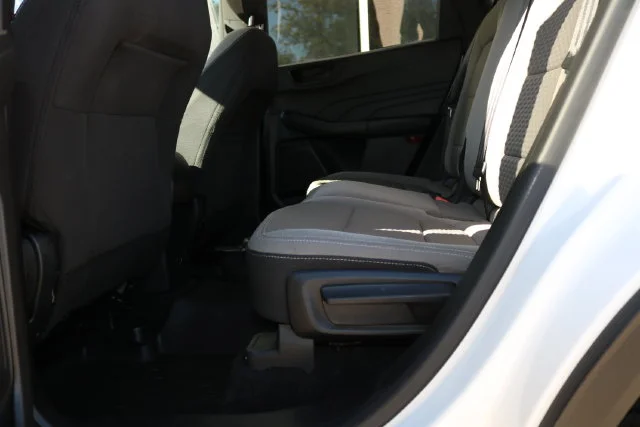 Used 2022 White Metallic Ford SE image 14
