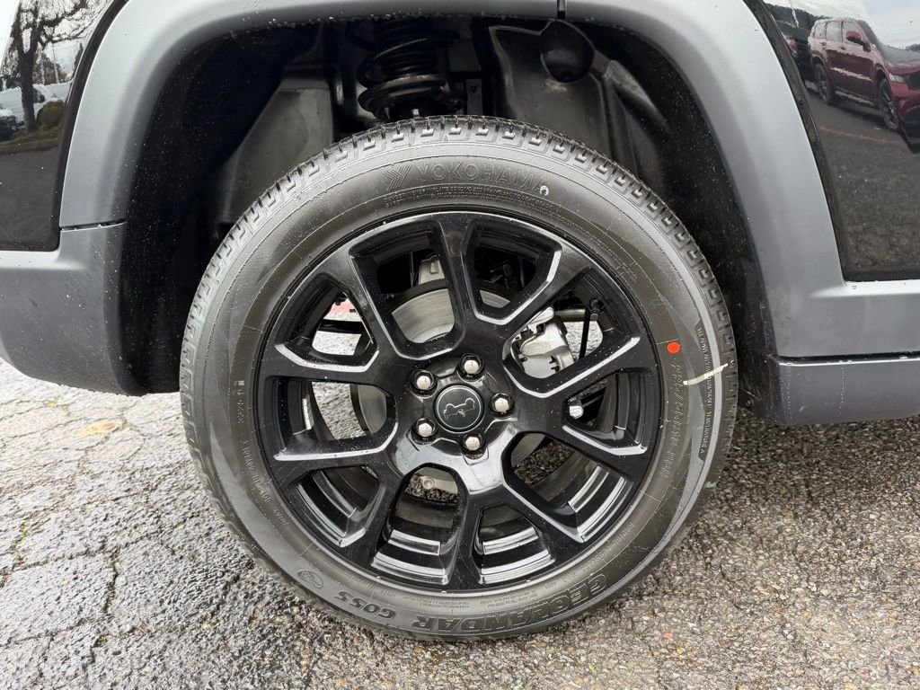 New 2026 Diamond Black Crystal Pearl-Coat Exterior Paint Jeep Latitude image 10