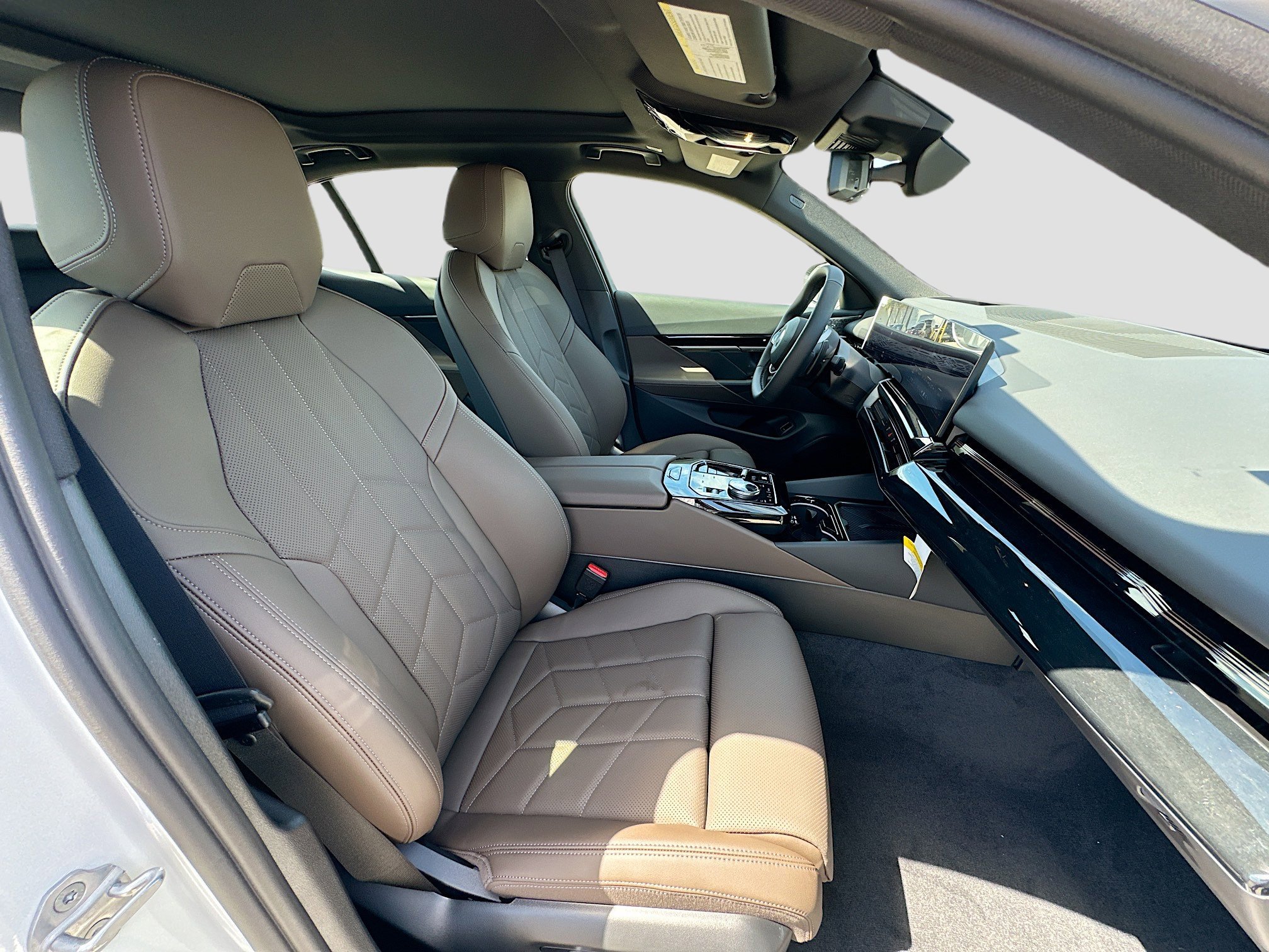 New 2026 Mineral White Metallic BMW 530i image 21