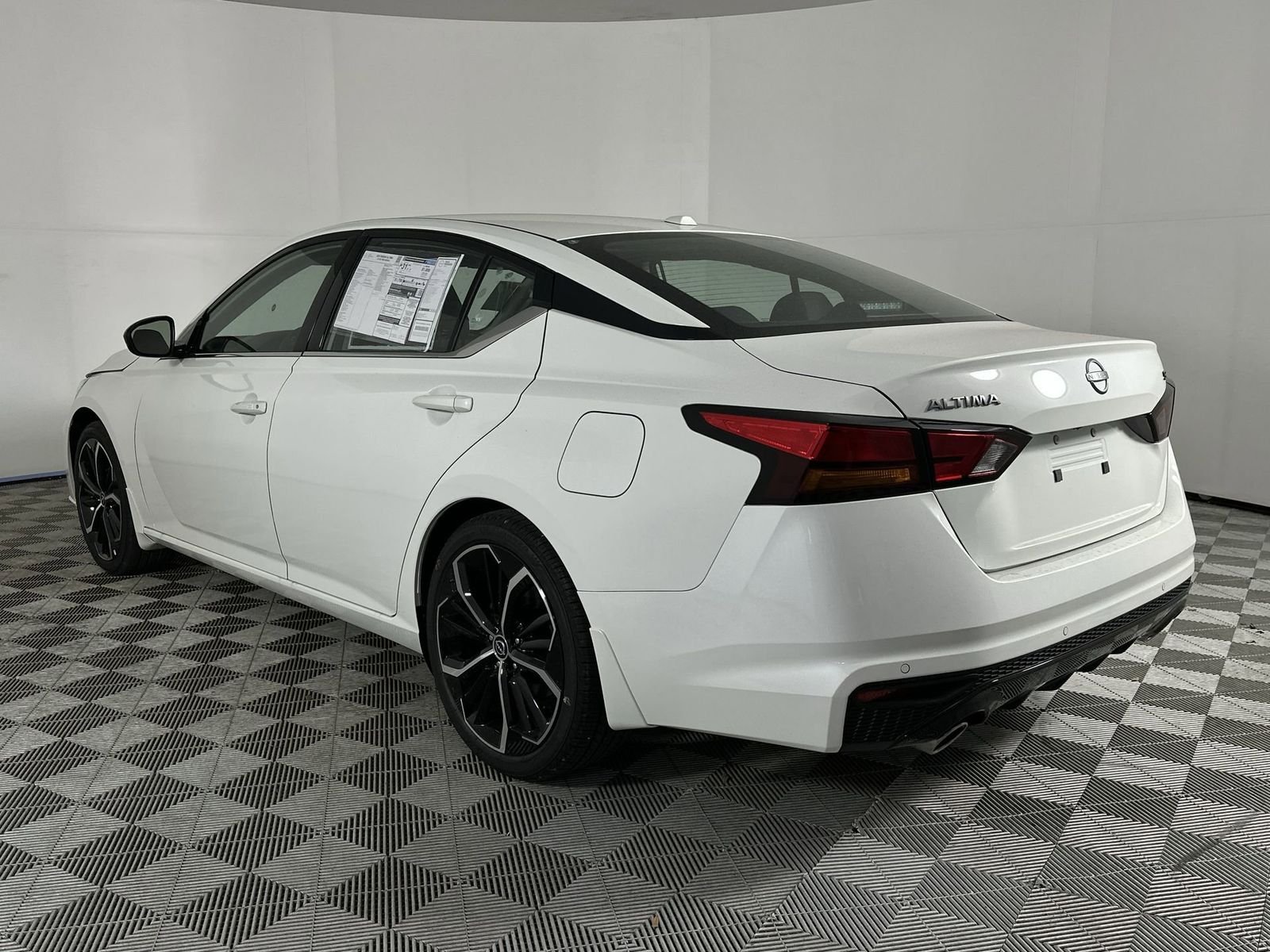 2025 Nissan Altima SR - Photo 6