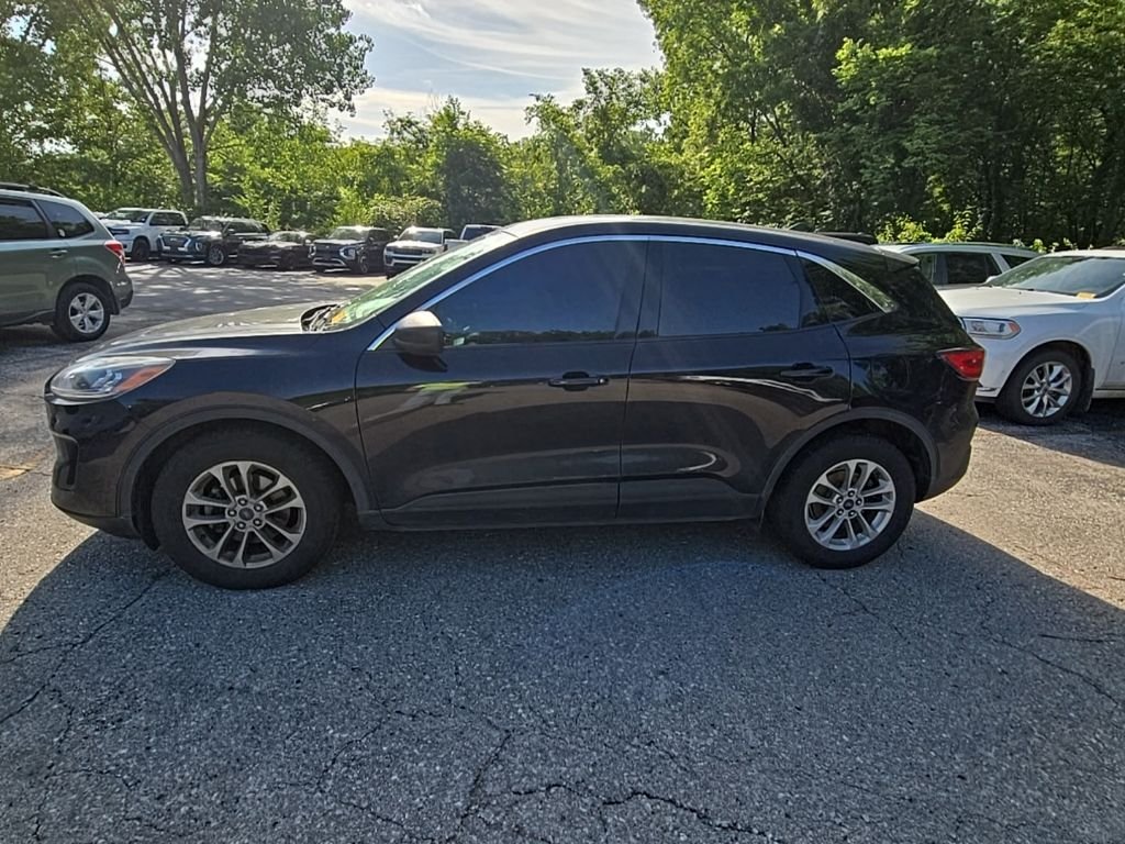 Used 2022 Black Ford SE image 3