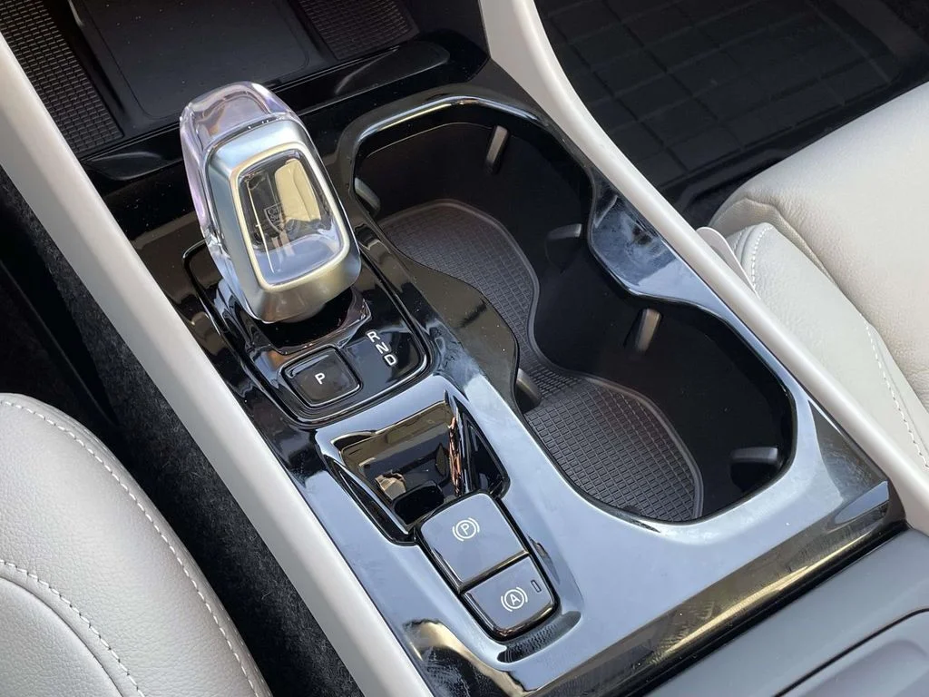New 2026 Crystal White Volvo Plus image 21