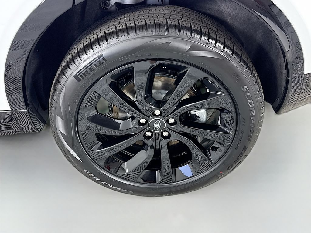New 2025 Fuji White Land Rover SE image 32