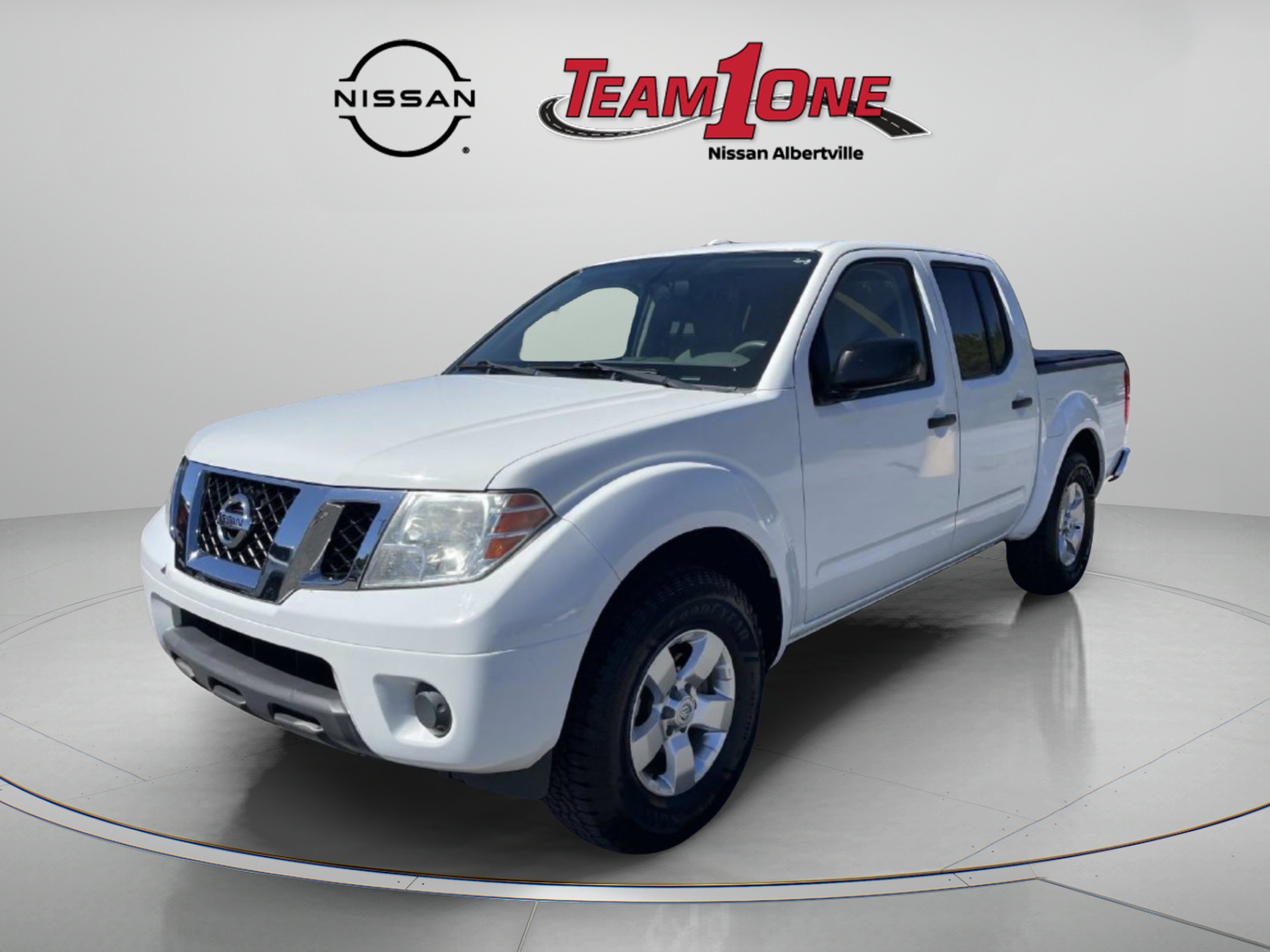 Used 2013 White Nissan SV image 3