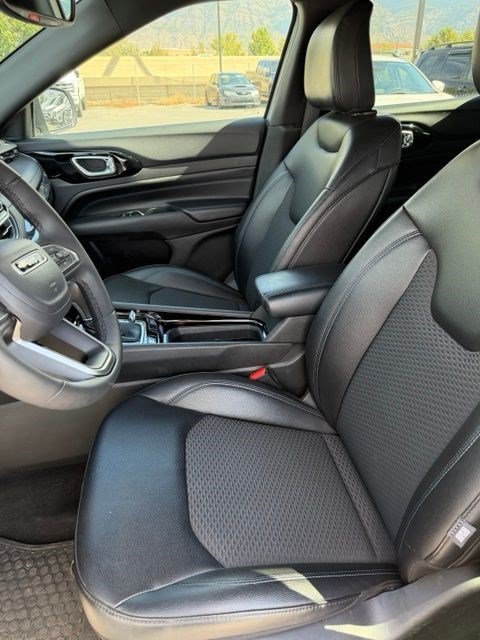 Used 2025 Silver Zynith Jeep Latitude image 11