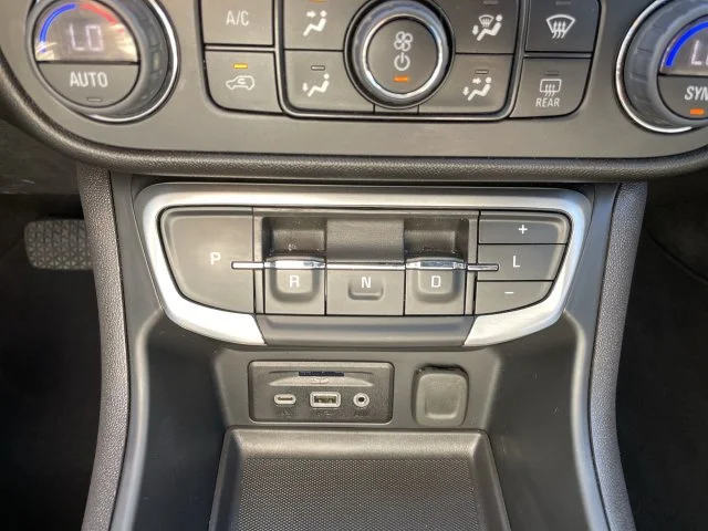 Used 2024 White GMC SLT image 21