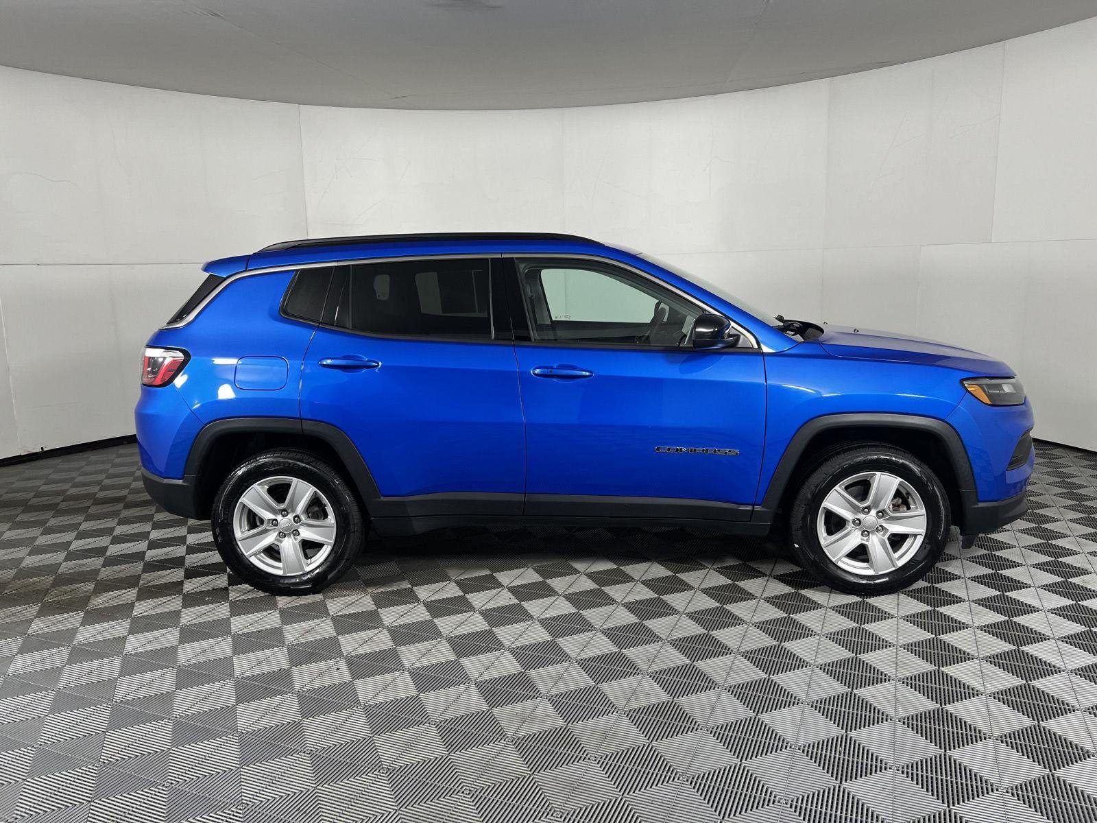 Certified Used 2022 Laser Blue Pearlcoat Jeep Latitude image 8