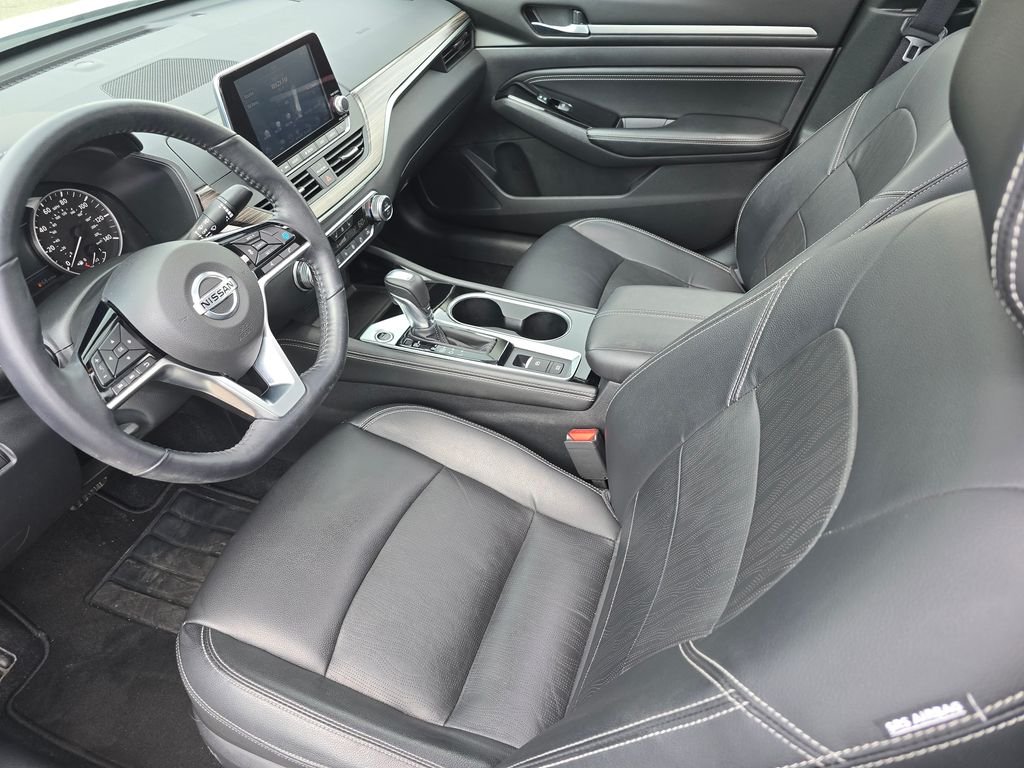 Used 2020 White Nissan 2.5 Platinum image 19