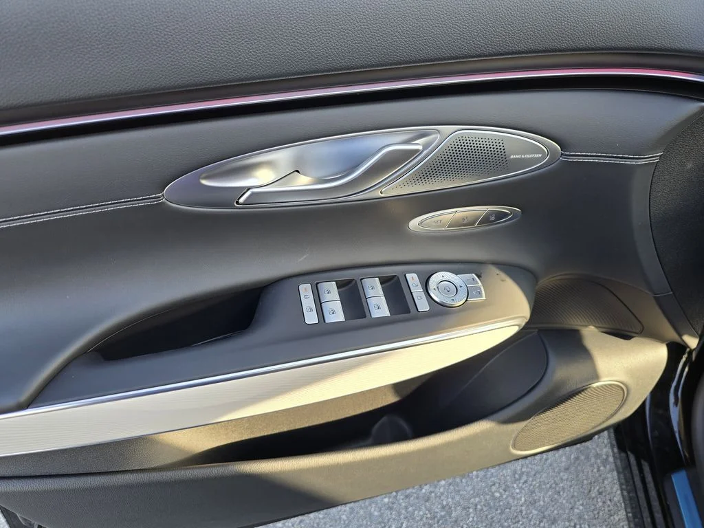 New 2026 Red Genesis 2.5T Select image 16