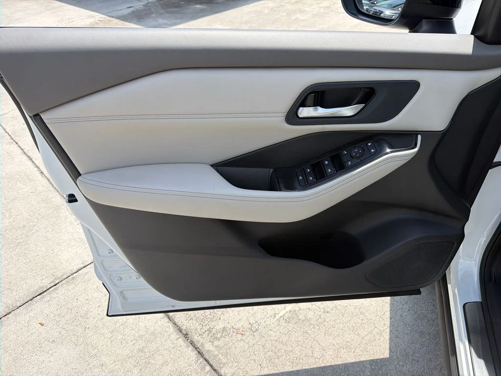 New 2026 Everest White Pearl TriCoat Nissan Dark Armor™ image 18