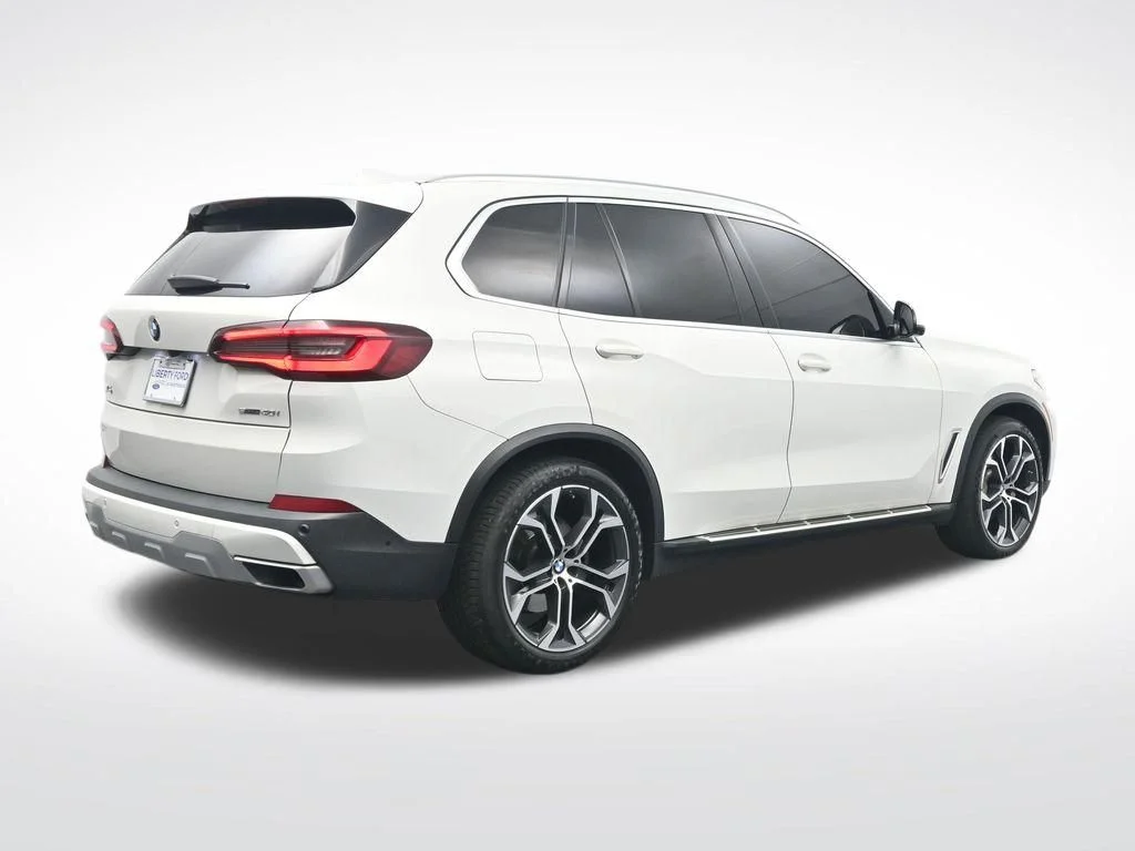Used 2022 White BMW sDrive40i image 6