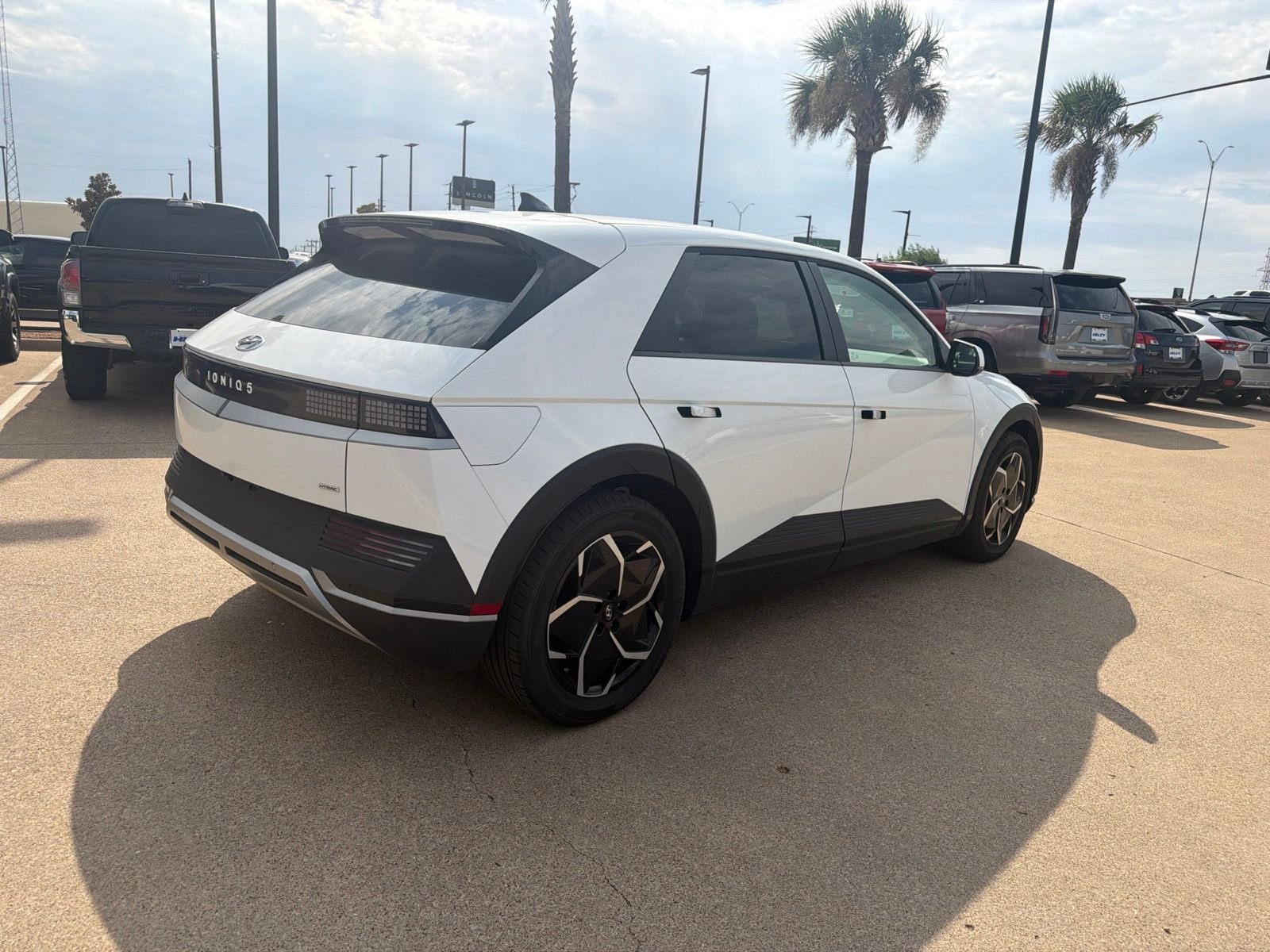 Certified Used 2024 Atlas White Hyundai SEL image 5