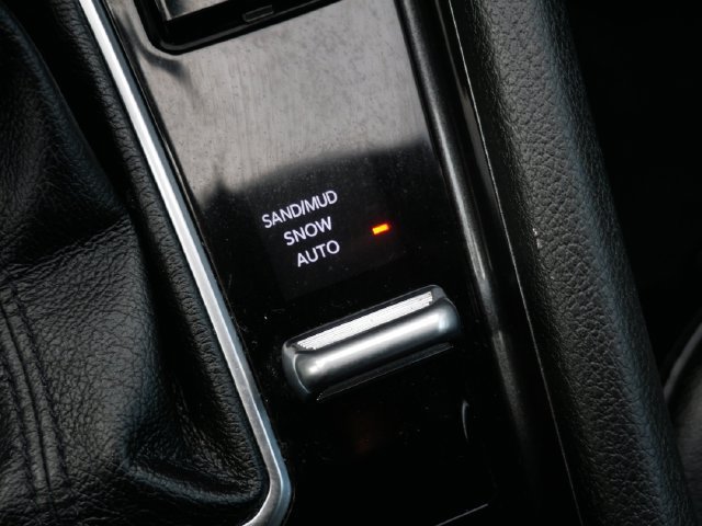 Used 2024 White Jeep Latitude image 19