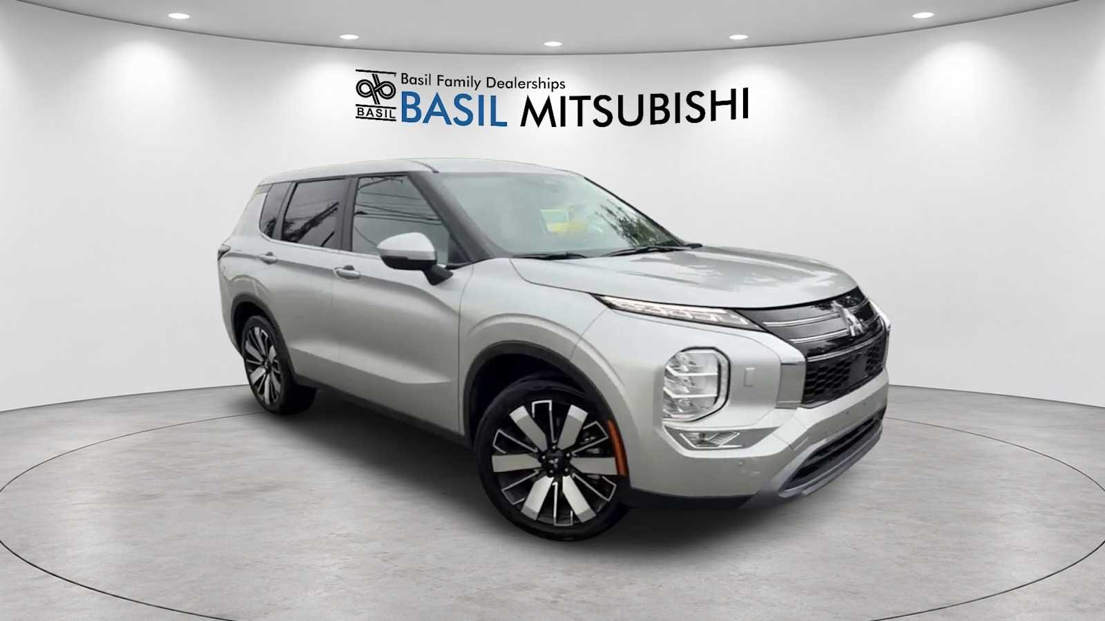 Used 2025 Alloy Silver Metallic Mitsubishi SE image 9