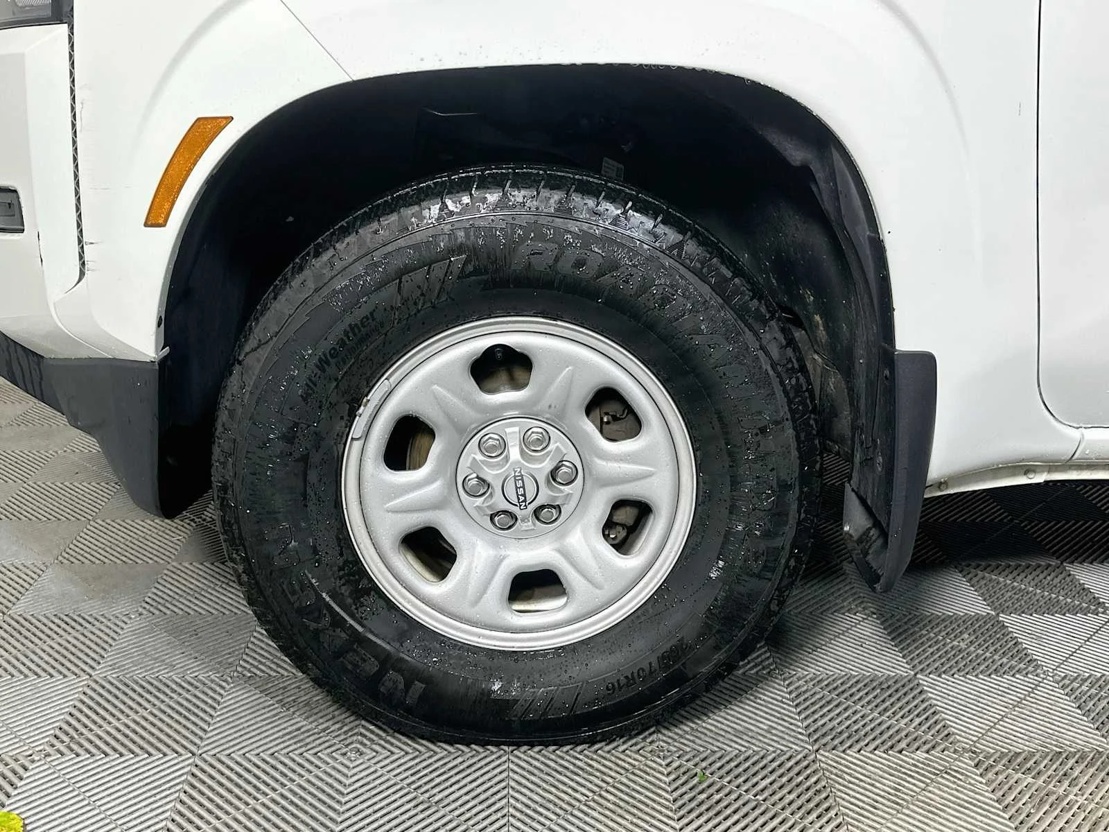Used 2022 Glacier White Nissan S image 27