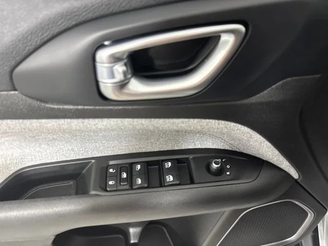 Used 2022  Jeep Latitude Lux image 18