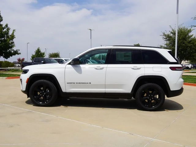 New 2026 Bright White Clear-Coat Exterior Paint Jeep Limited image 6