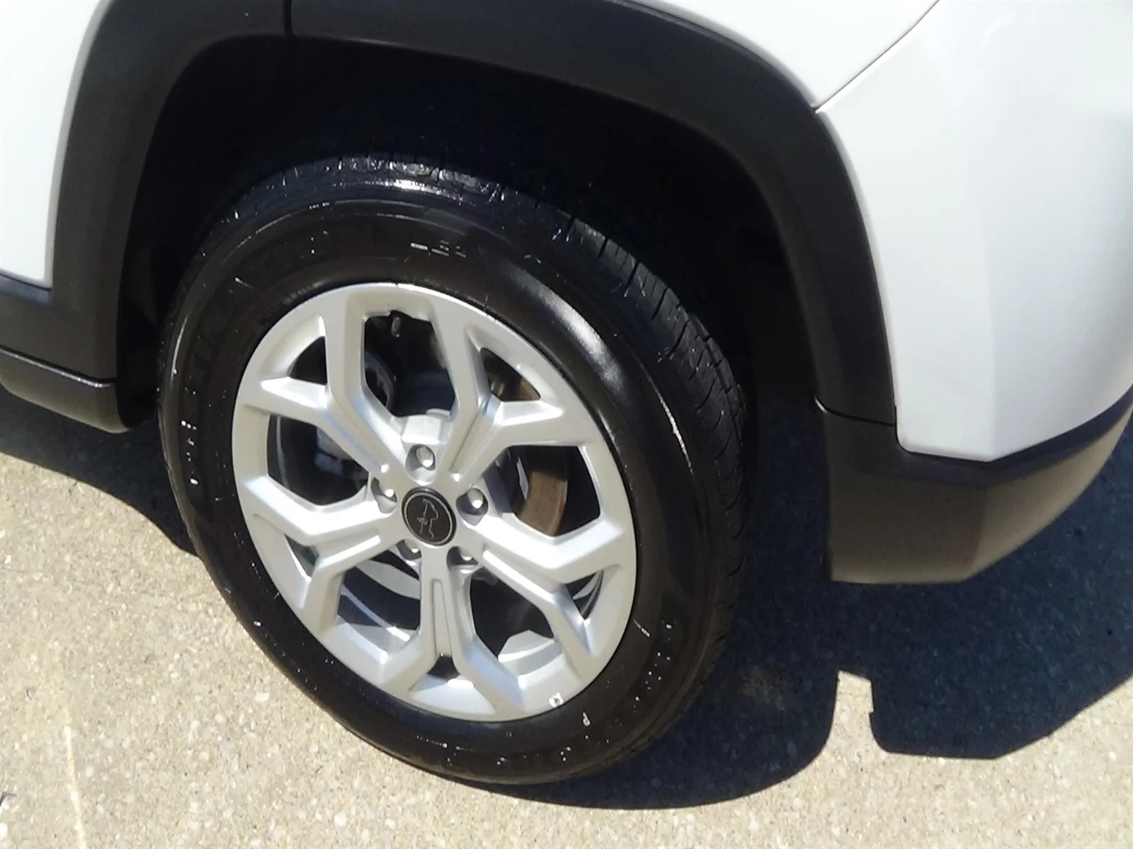 Certified Used 2025 Bright White Clear Coat (pw7) Jeep Latitude image 9