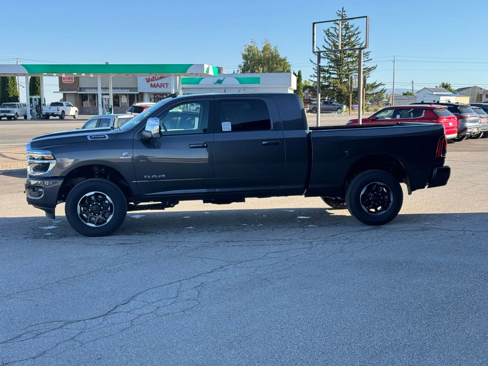 New 2026 Granite Crystal Metallic Clear-Coat Exterior Paint RAM Laramie image 11