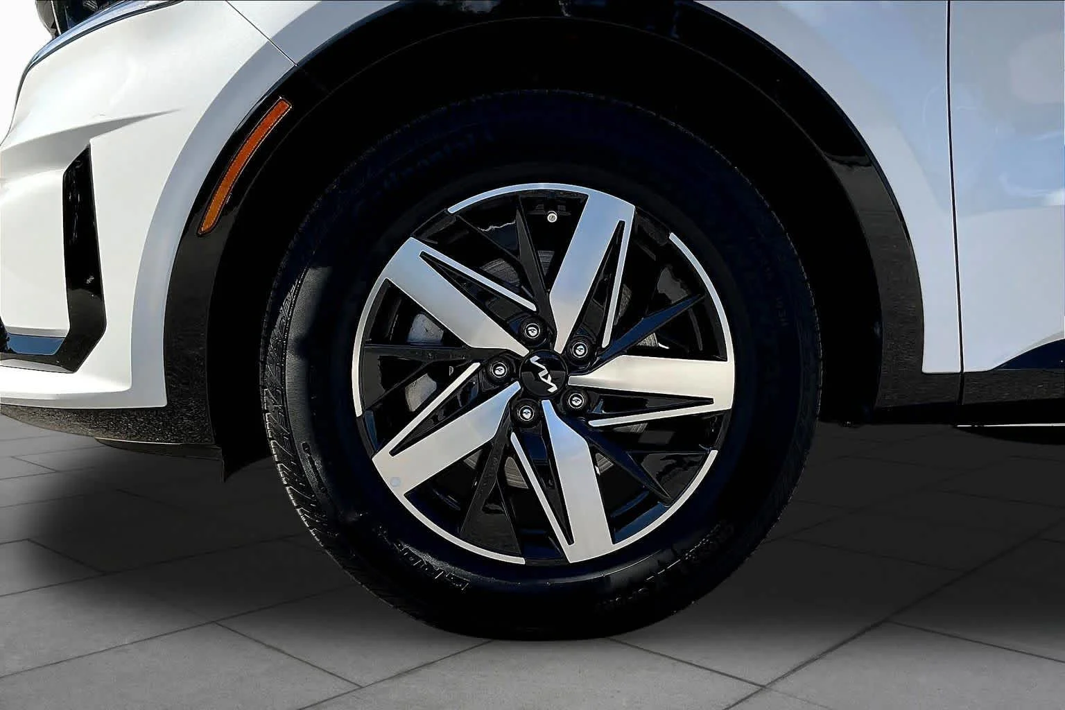 Used 2023 Glacial White Pearl Kia S image 11