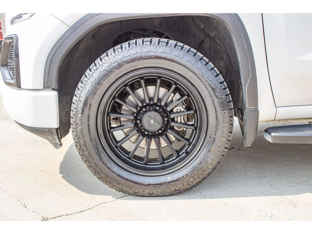 Used 2021 White Frost Tricoat GMC Denali image 5